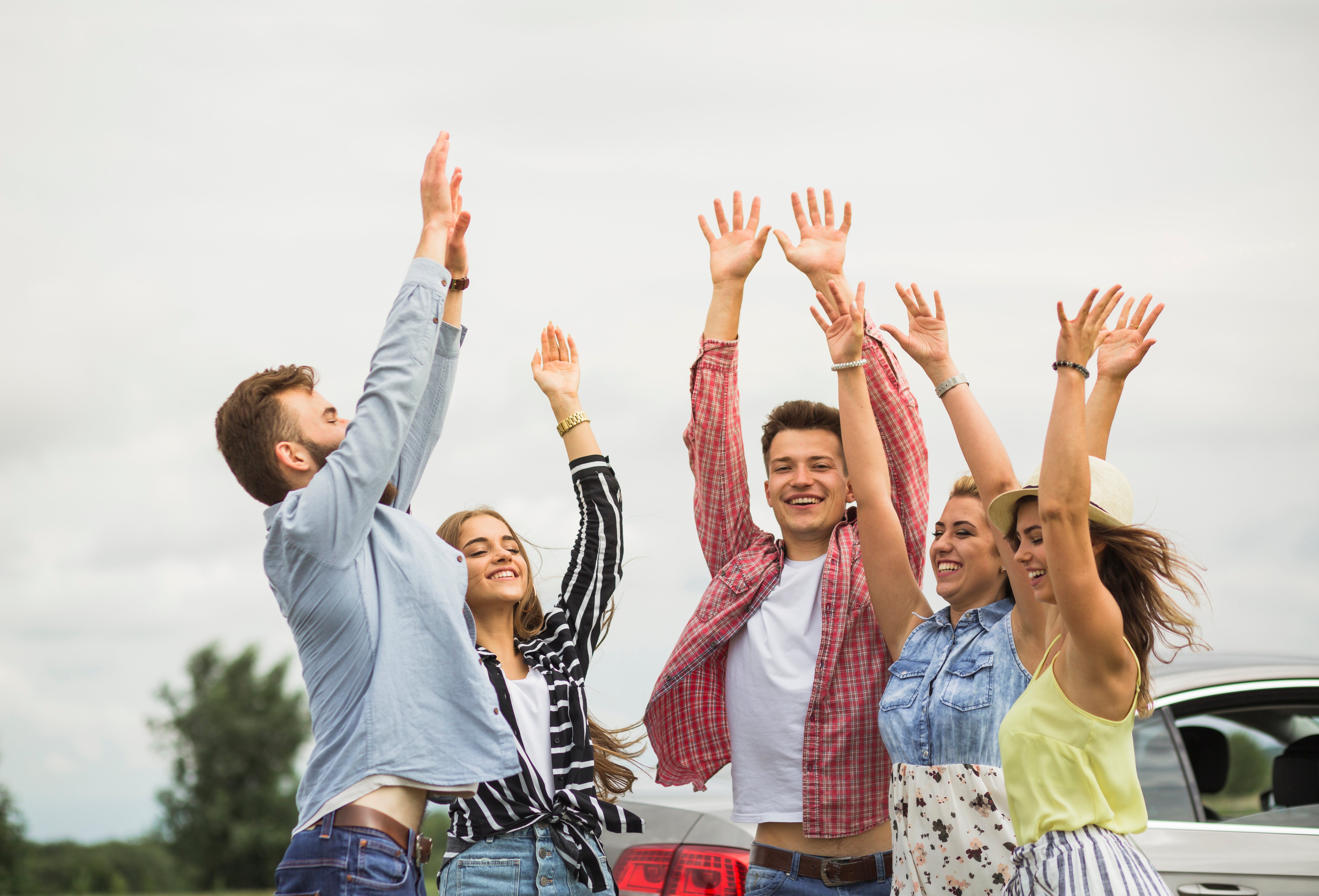 Международный день друзей (International friends Day). Молодые бизнесмены радуются фото для баннера. Бизнес лето. Sociable.