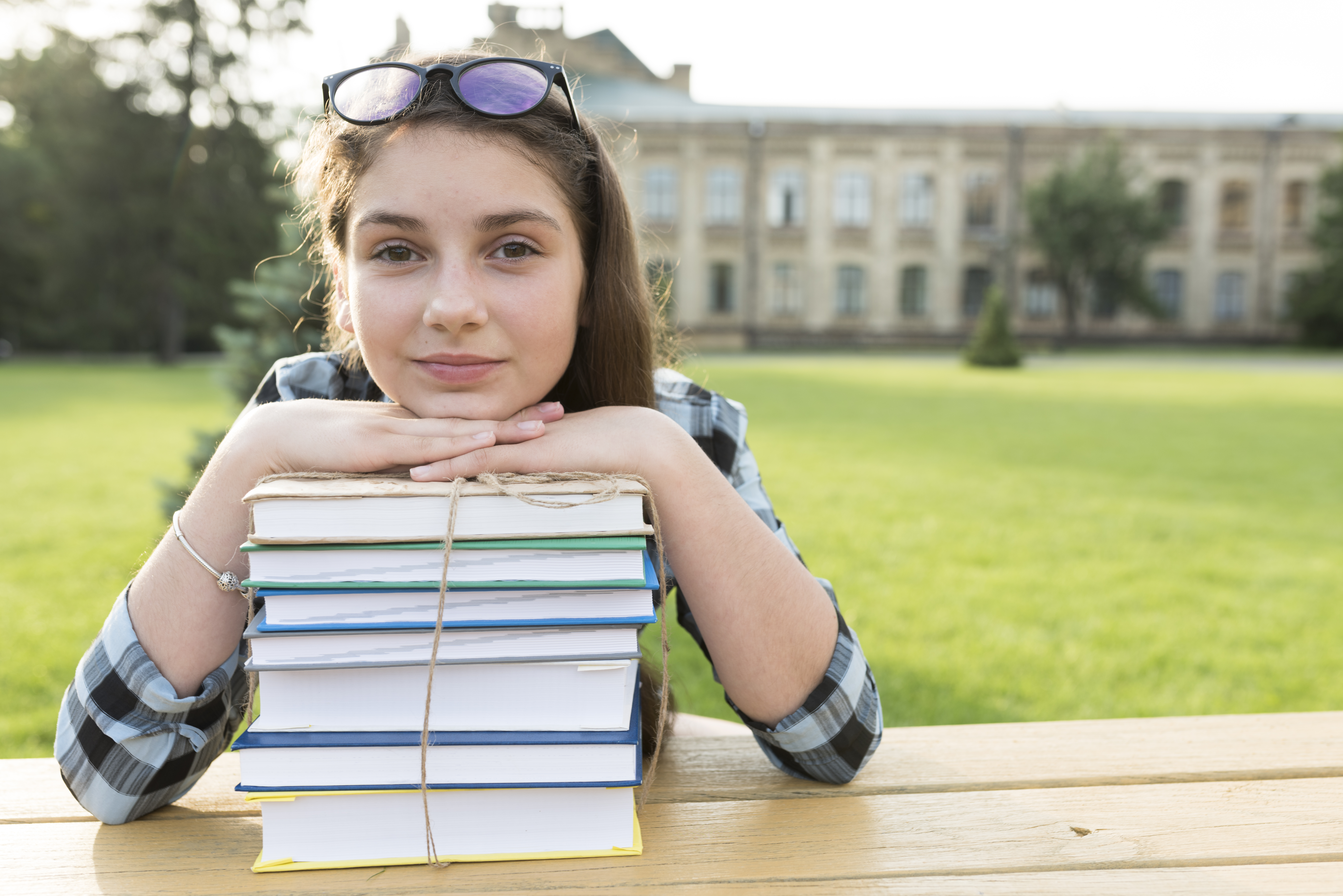 Student article. Девочка с книгой по ЕГЭ. Подросток не знает. Девушка Education. Девочка не знает.